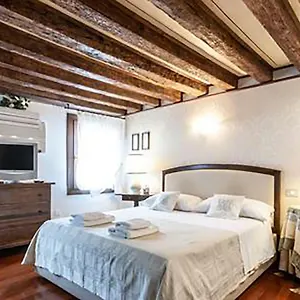 venice-lucas-house.hotelslidodijesolo.com/